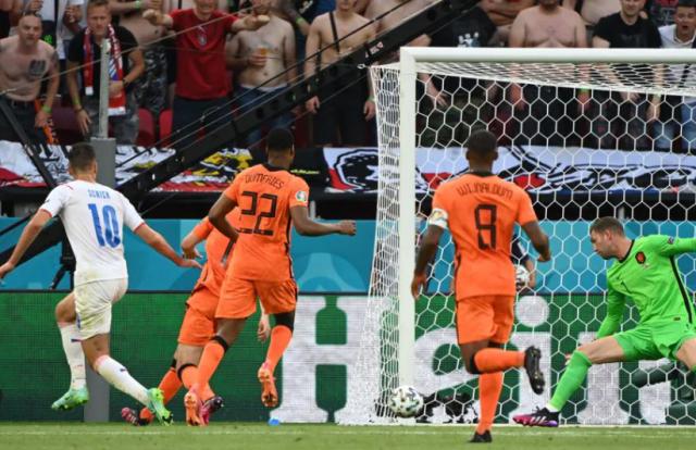 tb体育-希克又进球了！差点去当模特的他即将创造捷克历史